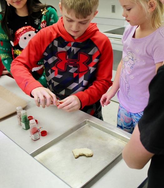 HowellsDodge Consolidated HowellsDodge Students Baked Cookies with